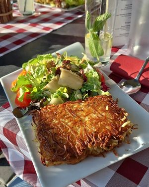 Das vegane Landhausschnitzel (Bio-Räuchertofu in Kartoffelrösti Panade) dazu Salat der Saison at Löffel's Landhaus in Muenstermaifeld