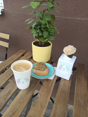 Кофе на лесном орехе 68 грн, цинабон 50 грн, мороженное сникерс 50 грн at Nice-Ice in Kyiv