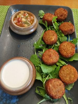Falafel con cama de rúcula, pico de gallo y tahini at Hotel Avenida in Benasque
