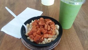 Buffalo Shicken Mac n Cheeze, and Tropical green smoothie at La Chia Vegana  in Lake Worth
