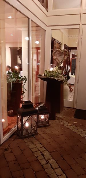 Eingangsbereich linke Seite (wenn man davorsteht) at Waldhotel zum Bergsee in Damme