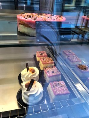 Showcase at Patisserie de Bijenkorf in Amsterdam