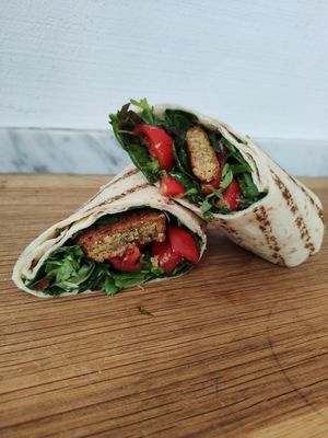 Falafel Wrap mit Tahini vegan at Espresso Bar in Berlin