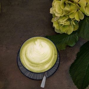 Matcha Latte mit Oatly at Espresso Bar in Berlin