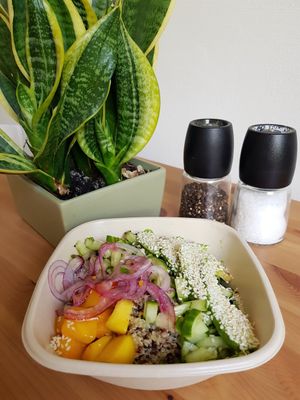 Quinoa Mango Salat vegan at Espresso Bar in Berlin