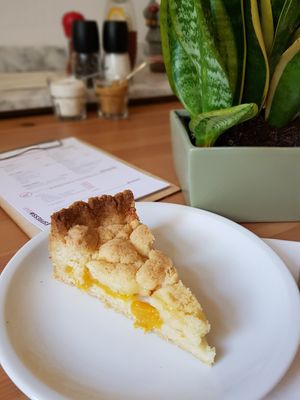 Pfirsich Streuselkuchen vegan at Espresso Bar in Berlin