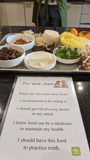 Pre-meal chant at Korean Temple Food 한국사찰음식 in Seoul