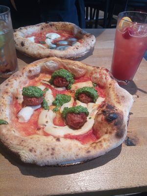 Vegane Meatballspizza mit Basilikumpesto aus dem November/Dezember-Special. Unglaublich lecker! 😋 at 60 Seconds to Napoli in Leipzig