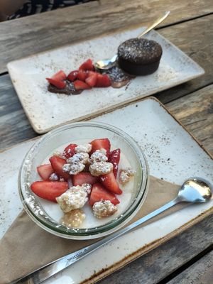 Vegan strawberry crumble at 60 Seconds to Napoli in Leipzig