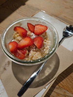 Strawberry cookie crumble dessert at 60 Seconds to Napoli in Leipzig