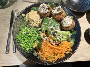 Falafel Sesam Bowl (in vegan)  at Good Food in Cologne