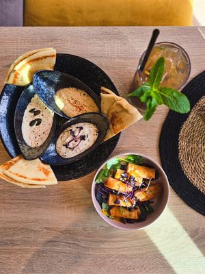 Dreierlei Dip mit Brot, Frühlingsrollen mit Chili-Mango-Dip at Good Food in Cologne