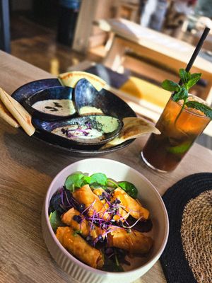 Dreierlei Dip mit Brot, Frühlingsrollen mit Chili-Mango-Dip at Good Food in Cologne
