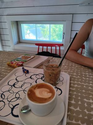Latte & jäälatte at Köpmans Café in Nagu