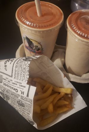 Fruit smoothies (with mixed dates instead of sugar) at Vegan Escape in Bois-darcy