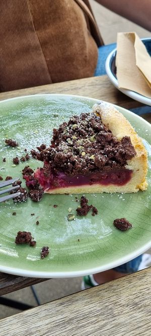 Veganer Kirsch-Streusel-Kuchen at Mono Loco in Leipzig