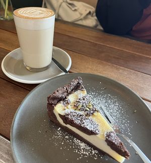 Veganer Zupfkuchen & Chai Latte mit Hafermilch  at Mono Loco in Leipzig