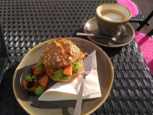 "Die Erbse" veganized - mashed peas, sweet potatoe and olive crumbs on bread at Café BellaBarista in Dusseldorf