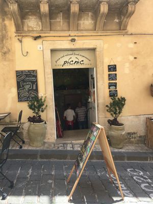 The entrance at Picnic in Noto