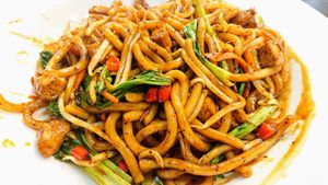 black pepper udon at North South East West Fusion Vegetarian Restaurant 东南西北素食融合餐馆 in Central Singapore