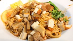 zhajiangmian at North South East West Fusion Vegetarian Restaurant 东南西北素食融合餐馆 in Central Singapore