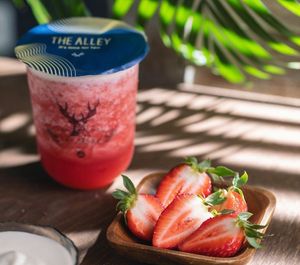 Snow Strawberry Lulu at The Alley in London