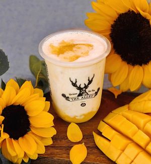 Snow Velvet Mango Smoothie at The Alley in London