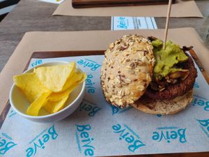 Hamburguesa customitzada d'Heura at Beive in Vic