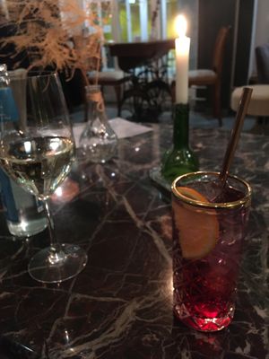 Hausgemachter Hibiskus-Eistee und ein Glas Wein    at Villa Kalka in Cologne