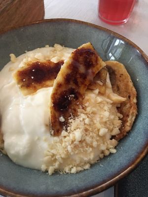 Hawaiian Pancakes: Bananen-Pancakes mit Kokosjoghurt und kandierter Banane und Macadamia-Nüsse  at Villa Kalka in Cologne