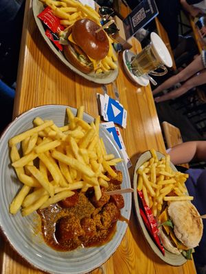 Vegane Currywurst, veganer Kürbis Burger und veganer Hähnchen Burger. Einzeln ca. 10€ at Oxford Pub in Karlsruhe