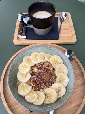 Healthy Oats and Cappuccino  at  Bistro VéLO in Antwerpen