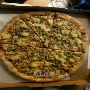 Broccoli, Pineapple, and Jalapeno Vegan Pizza with Daiya Vegan Cheese at Ed's Buffalo Wings and Pizza in Philadelphia