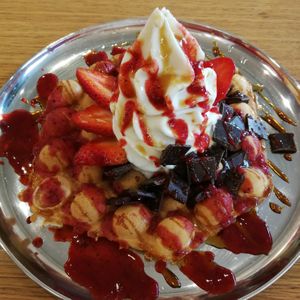 Bubblewaffel mit Frozenjoghurt, Erdbeeren, Schokolade at Sunnysu in Cologne