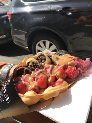 vegan waffle, vegan frozen yogurt, peanutbutter at Sunnysu in Cologne