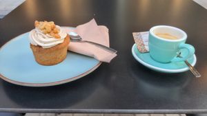 Chai cupcake con frosting de cacahuete (vegan) y café at Holbox in Valencia