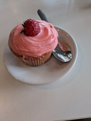 Cupcake de fresa 🍓 at Belenty's Love in Fort Worth