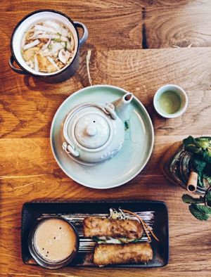 Suppe, Frühlingsrollen, Limonade und Tee at Com Chay in Mannheim