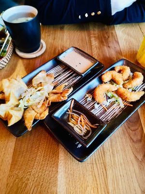 Vegane Wan-Tans mit Erdnusssauce und vegane Shrimps mit veganer Fischsauce at Com Chay in Mannheim