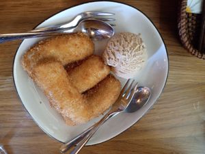 Bananen-Dessert mit Salted-Caramel-Eis at Com Chay in Mannheim