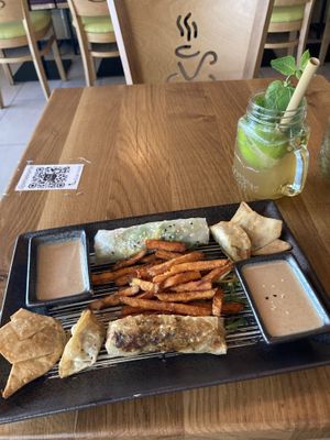 Thap cam chien (gemischte Platte mit Sommerrolle, Frühlingsrolle, Gyoza, Wantan, Süsskartoffelpommes und Soße nach Wahl (hier Erdnusssauce)  at Com Chay in Mannheim