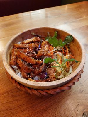 Rice noodle salad with chili and lemon grass, with extra tofu at Com Chay in Mannheim