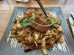 No. 19 Gebr.Reisnudeln mit Seitan, Champignons, Austern-Seitlinhen, Bio-Sojasprossen, Pak Choi, roten Zwiebeln, Röstzwiebeln, Erdnüssen, Koriander, Frühlingszwiebeln, Sesam & En at Com Chay in Mannheim