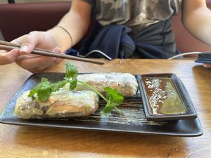 No. 5 Goi Cuon Frische Sommerrollen gefüllt mit Reisnudeln, buntem Salat, Tofu, vegane Wurst, frischen Kräutern und Sesam  at Com Chay in Mannheim