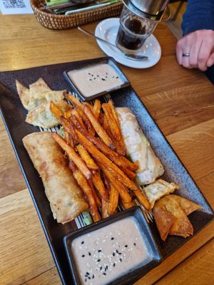 Gemischter Vorspeiseteller mit Erdnusssoße at Com Chay in Mannheim