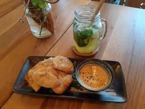 Starter: filled Wantan pockets with peanut sauce at Com Chay in Mannheim