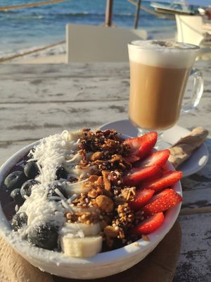 Smoothebowl lila at Lido Beach Club  in Playa Del Carmen