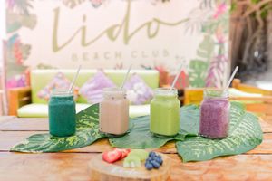 they have many smoothies options in this picture we have:
Verde prana/Pura vida/Fresco amor/Rojo tropical. at Lido Beach Club  in Playa Del Carmen