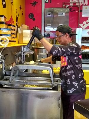 Live chip production 🍟 at Awesome Chips in North London