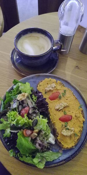 Stulle mit Hummus, Cocktailtomaten und Sprossen (laut Karte...) at Elise in Aachen